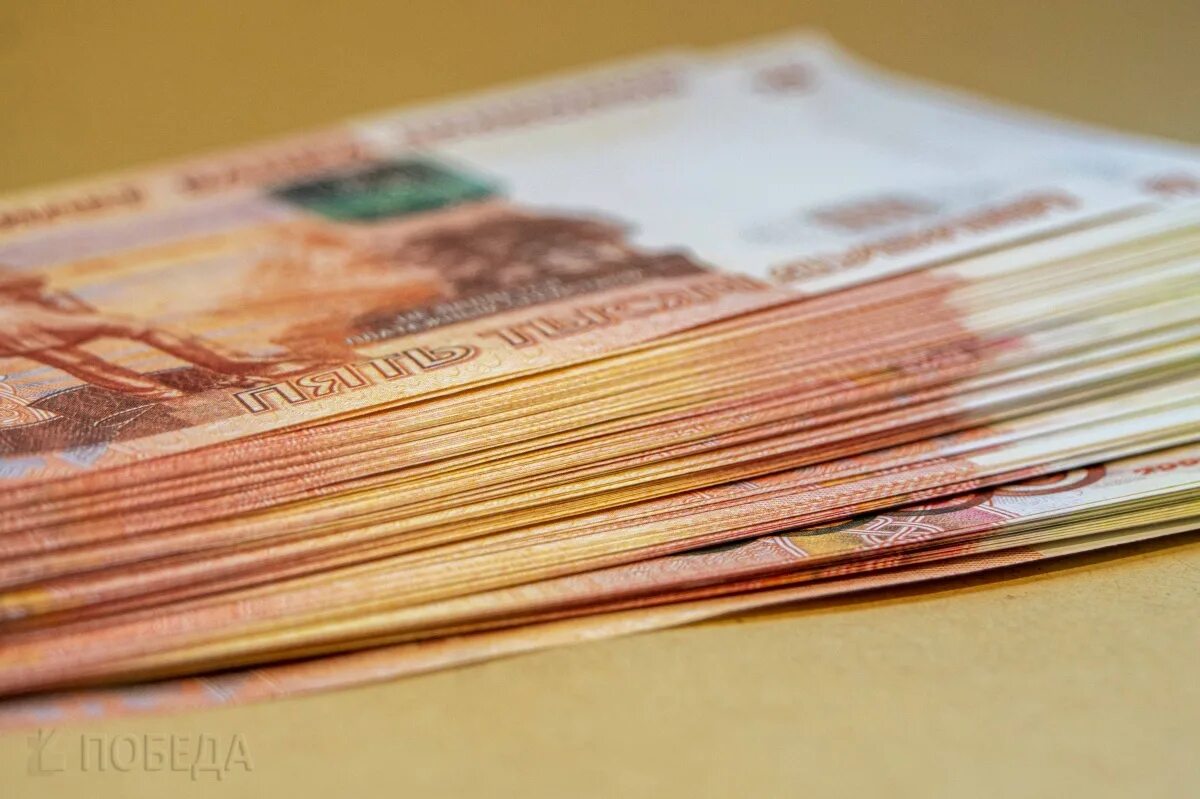 большие деньги. пятитысячная купюра. 1000000 рублей. деньги в банковской упаковке. миллиард рублей.