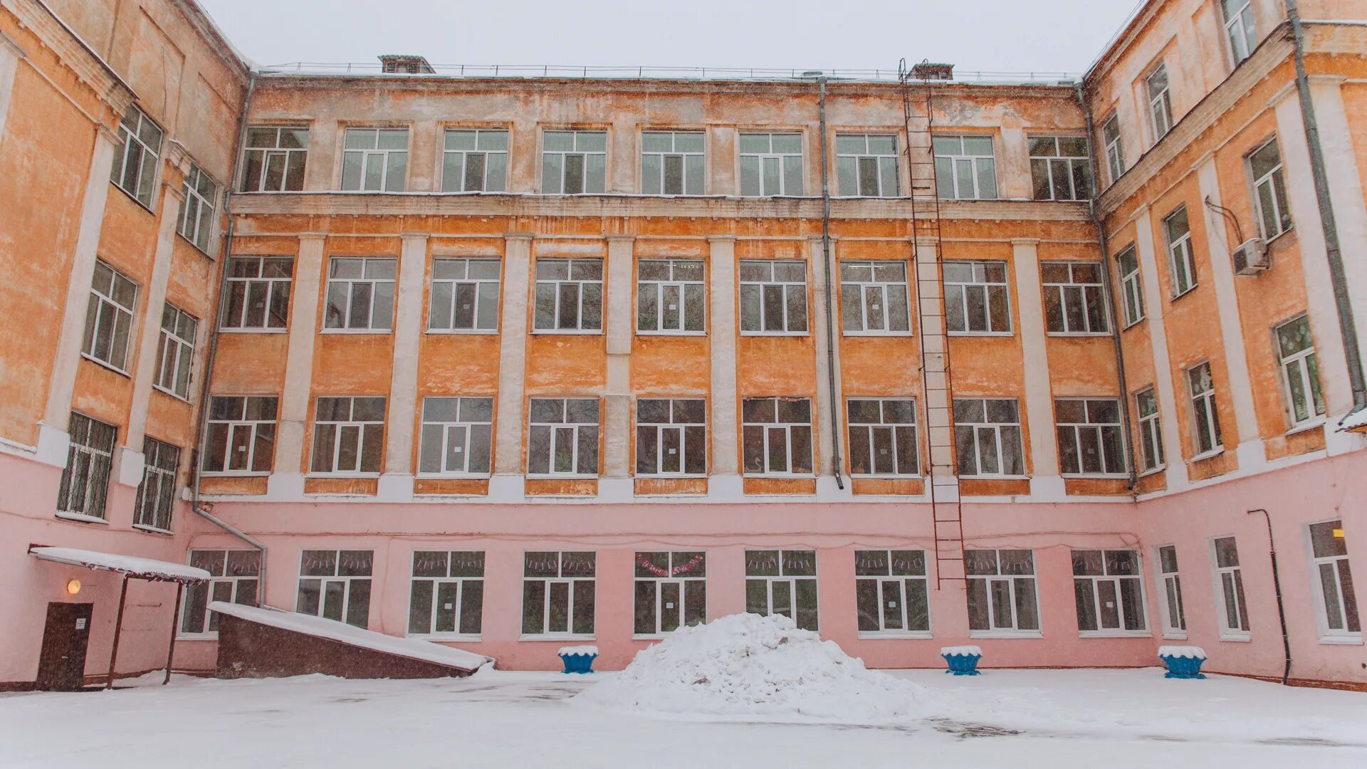 8 школу закрывают. Школа 417 мартышкино сколько классов сидят на карантине. 8 школу закрывают. Школа №8 курска. Школа 18 фото.