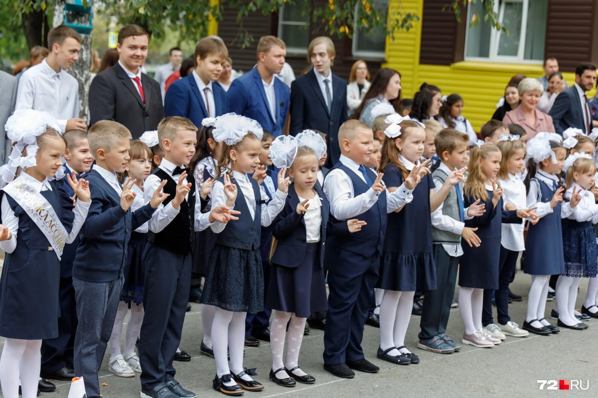 В первый класс в 2021 году. Линейка 1 сентября. Линейка в школе. Школьники на линейке. Первоклассники на линейке.