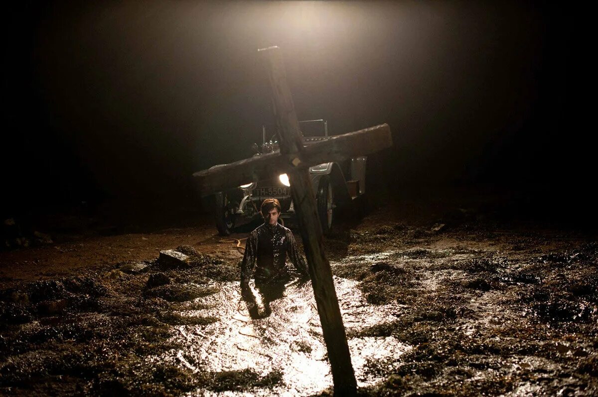 девушка в черном 1