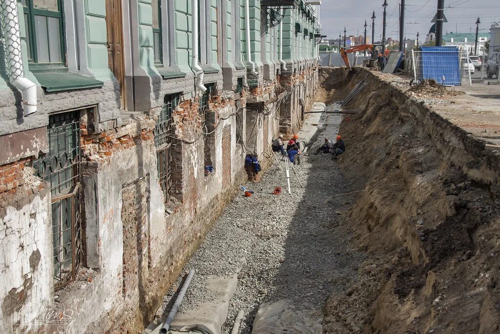 Засыпанные первые этажи зданий в москве. Тротуар у школы. Засыпанные аллеи предложение. Политехнический музей в москве откопали. Омск музей врубеля закопанный.