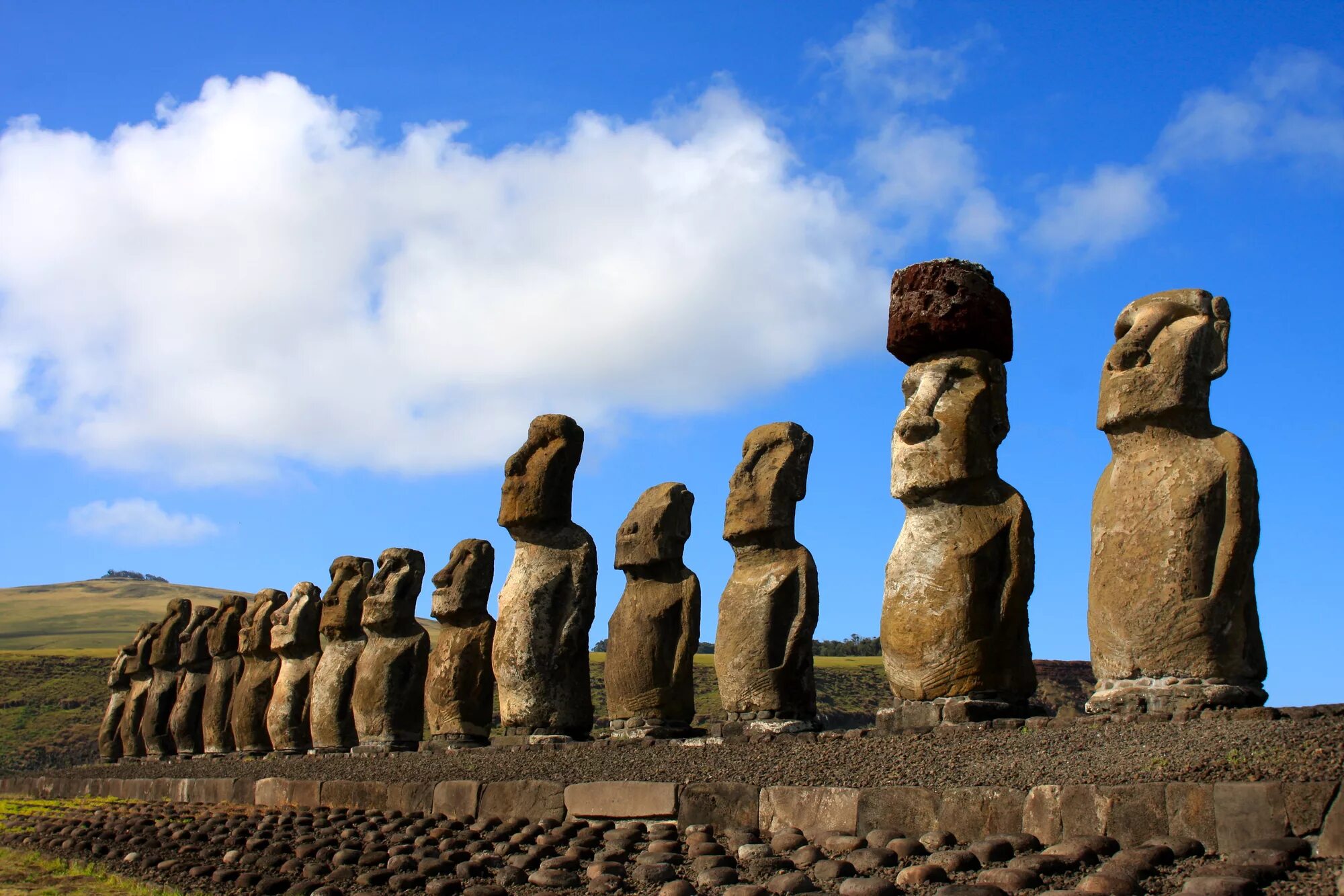 Статуи Моаи Перу. Истуканы в Перу. Остров Пасхи Чили. Перу статуи каменные истуканы.