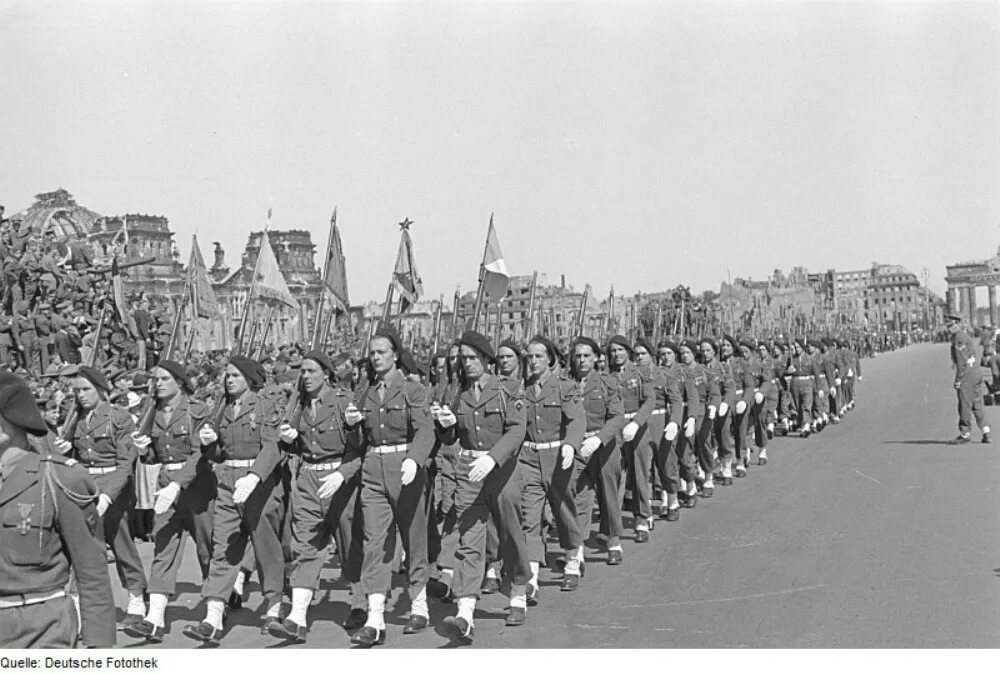 Парад союзных войск в берлине 7 сентября 1945 года. Парад победы в берлине 4 мая 1945 года. Парад победы в берлине 7 сентября 1945. Парад у бранденбургских ворот 1945. Парад победы 1946.