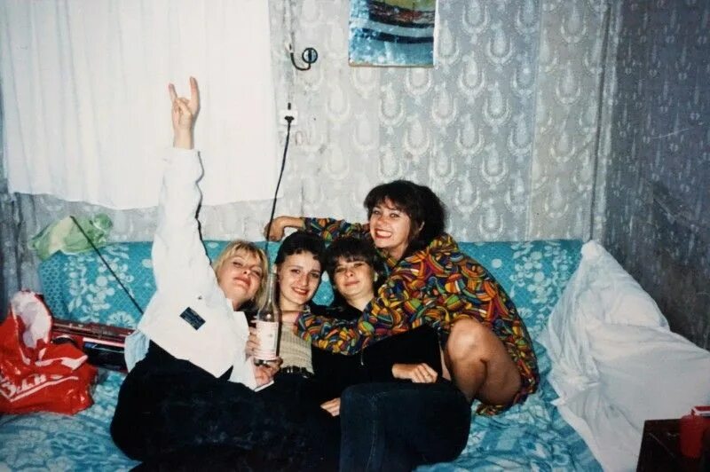 Показать видео 90. Девушки 90-х. Россия 90-х годов. Фото из 90-х. 90-Е фото.