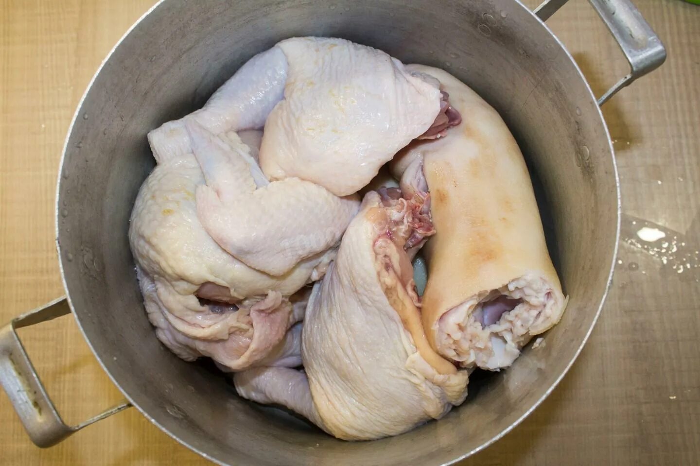 Холодец из свиных ножек и окорочков куриных. Холодец из свиных ножек и курицы. холодец из ножек курицы. холодец из курицы и ножки свиной.