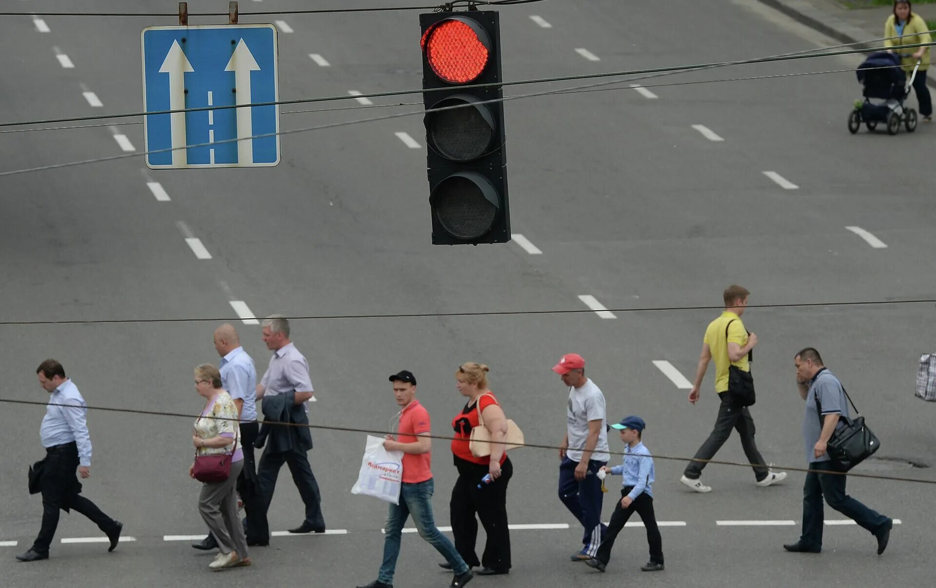 Пешеходный переход красный свет. Пешеходы зимой. Переход на красный. Человек переходит дорогу. Переходить дорогу на красный свет.