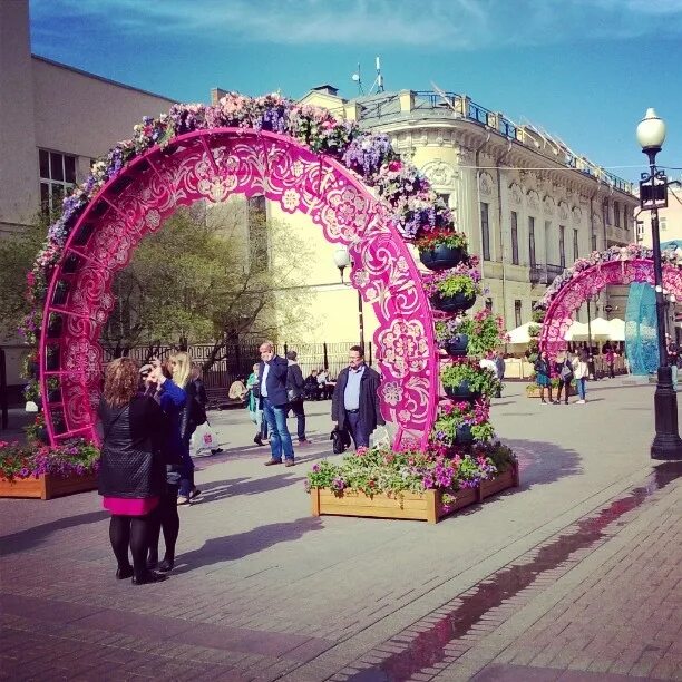 Новости арка. Арка на Арбате Москва. Цветочная арка. Городские арки цветочные. Арка из цветов.