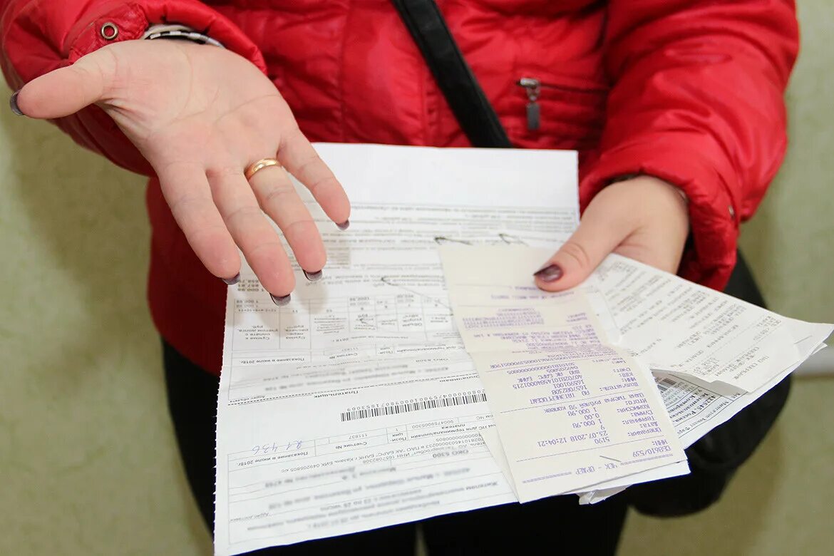 Российские пенсионеры. Пенсионеры в эстонии. Субсидии на коммуналку для пенсионеров. Человек с квитанцией. Оплата жкх.