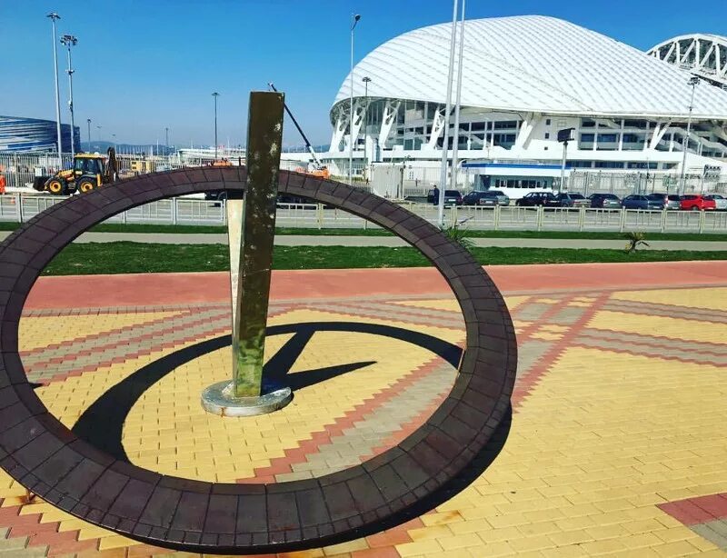 Олимпийский парк часы. Солнечные часы. Солнечные часы в парке. Солнечные часы в Сочи. Необычные солнечные часы.