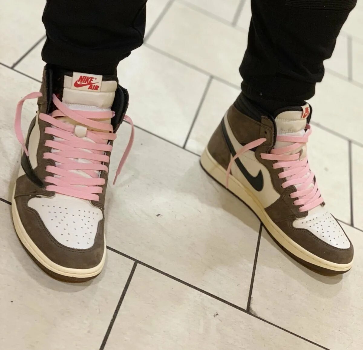 Кроссовки с розовыми шнурками. Nike Air Jordan 1 Travis Scott. Nike Air Jordan 1 Travis Scott Cactus Jack. Jordan 1 Travis Scott с розовыми шнурками.