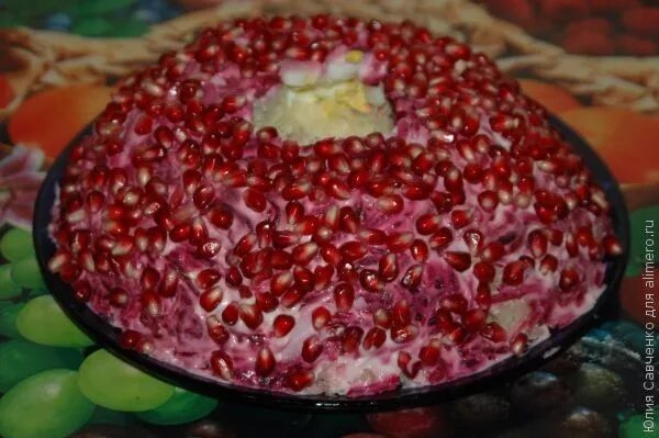 Салат с гранатом и курицей и сыром. Салат с гранатом яйцом. Салат с гранатом и сыром. Салат графский смгранатом. Салат с гранатом яйцом.