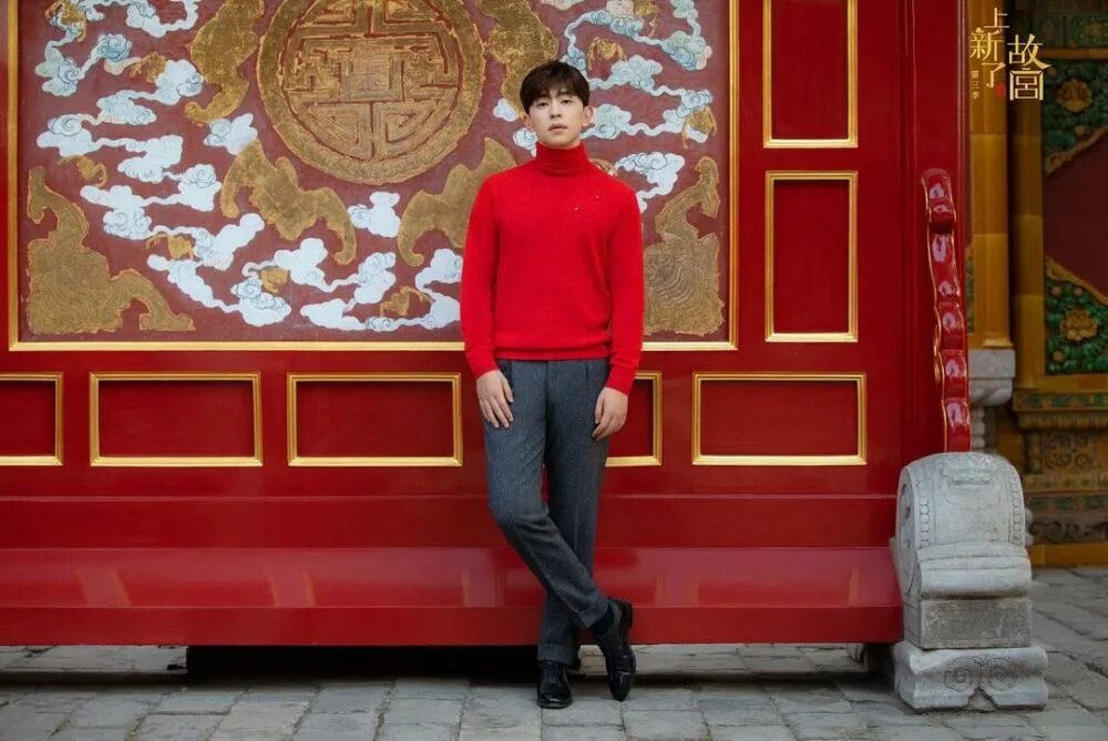 Сокровище императора участники проекта. Дэн Лунь. Deng lun. Дэн Лунь новости последние. Man in Red Jeans and Turtleneck Creative posing.