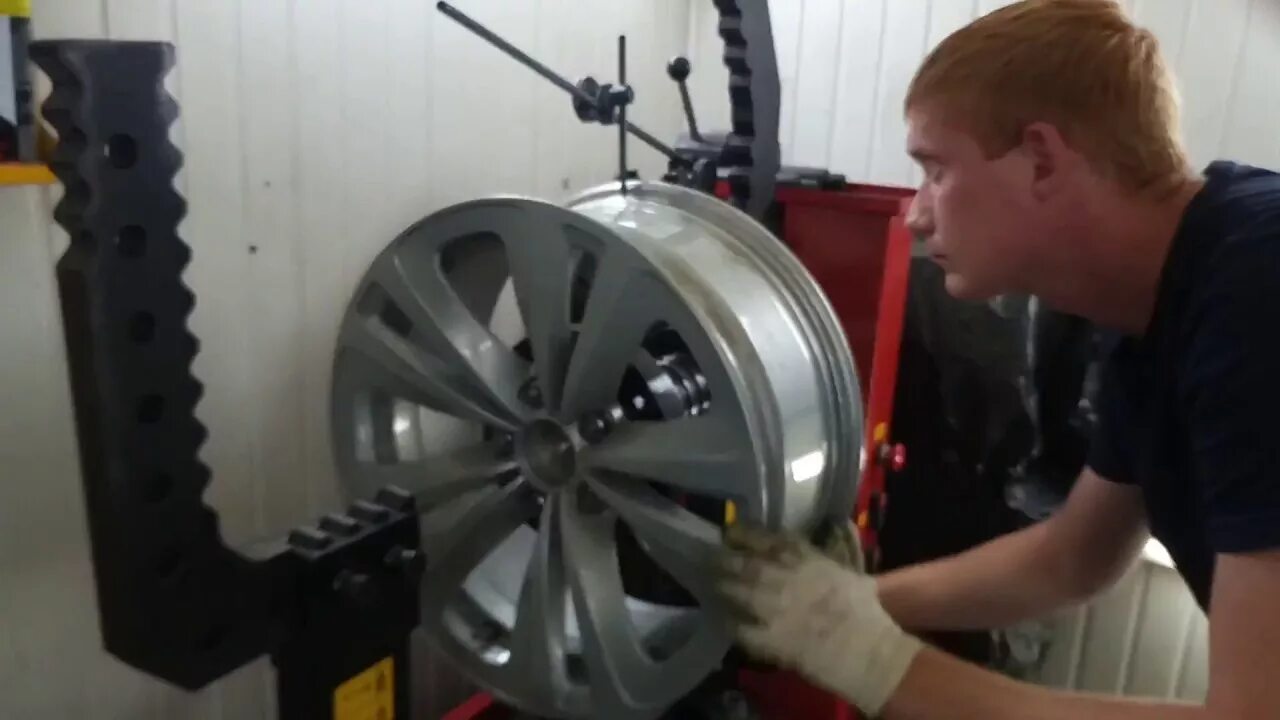 Шиномонтажка рлд. Шиномонтаж литых дисков. Рлд ремонт дисков. Рлд волгоградский проспект. Шиномонтаж аннино.