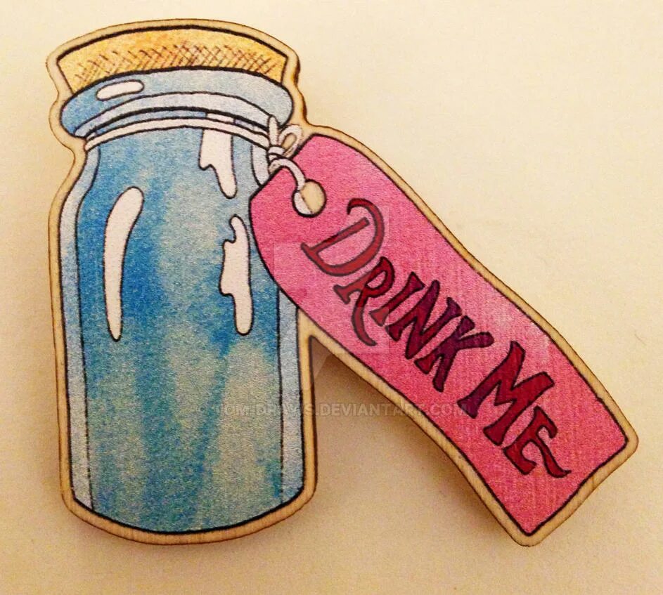 Выпей меня алиса в стране чудес. Бутылочка из алисы. Алиса выпей меня рисунок. Бутылочка из алисы в стране чудес. Бирка съешь меня.