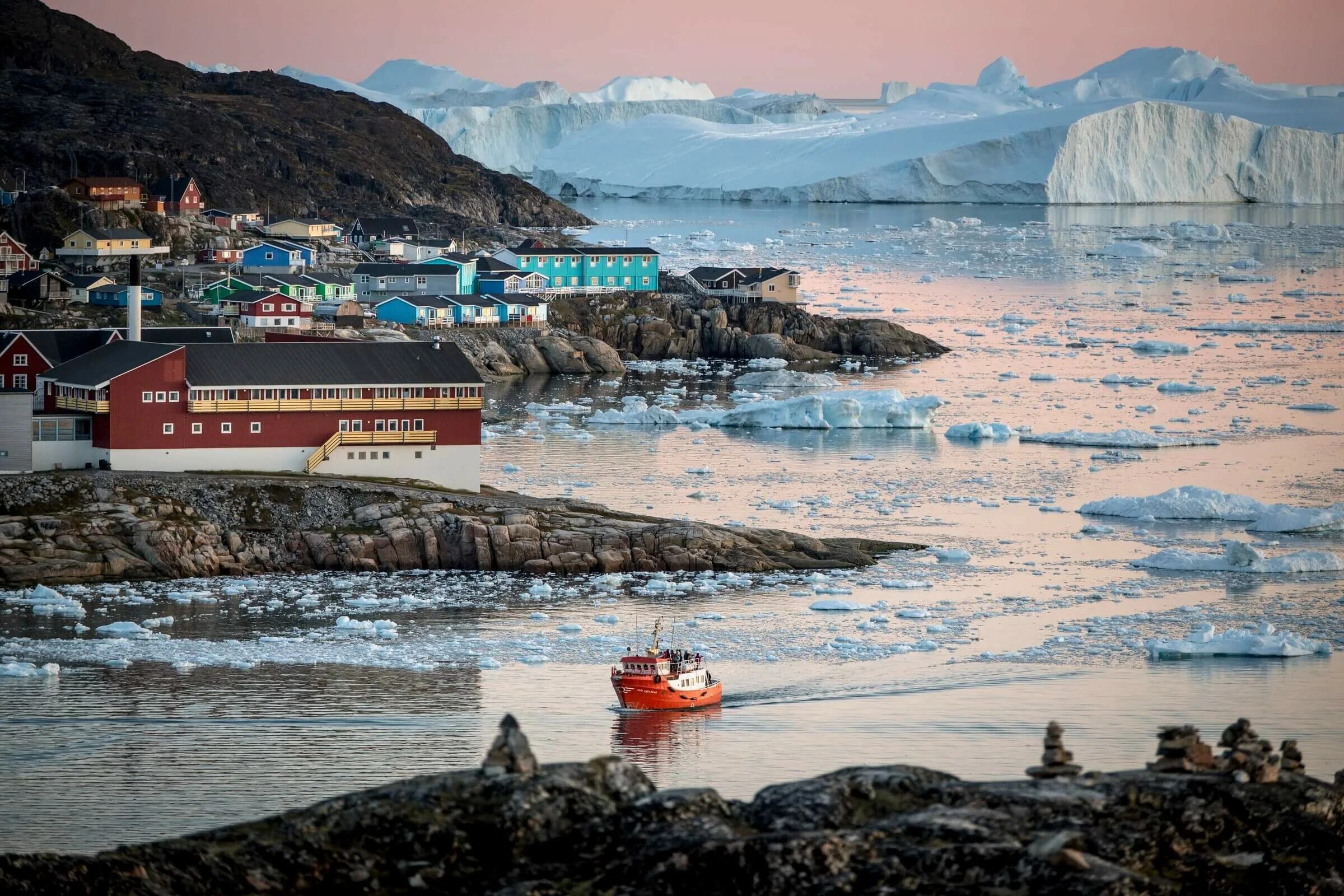 Какой город на северном побережье. Ilulissat Гренландия. Фьорд Илулиссат Гренландия. Гренландия Якобсхавн. Нуук Гренландия.
