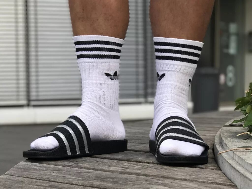 Черно белые носочки. Носки adidas Originals Solid Crew Socks. Носки adidas белые высокие. Носки адидас мужские белые высокие. Носки адидас ориджинал.