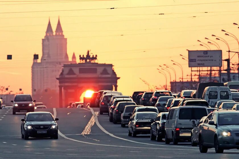 В городе где уехала. Дороги Москвы. Поток машин. Пробки в Москве. Город движение машин.