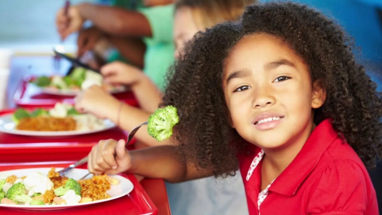 10 лет в обед. Обед в школе. школьный обед в африке. school meal. school meals for pupils.