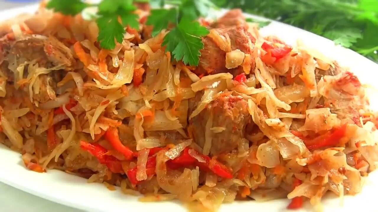 Мясо с капустой можно. Бигус. Бигус с говядиной. Капуста с мясом. Тушеная капуста с мясом.