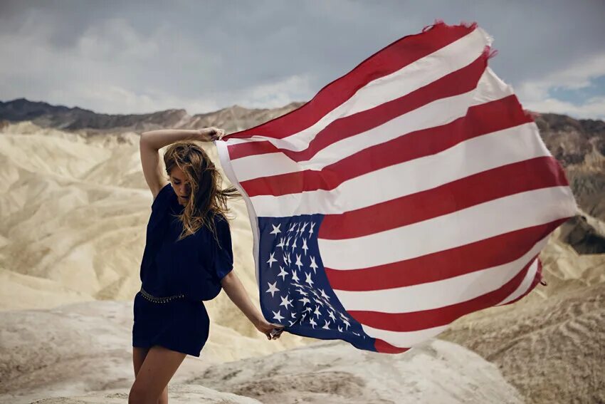 Usa герл. США девушки. Типичная американская девушка. Девушка с американским флагом. Стиль жизни США.
