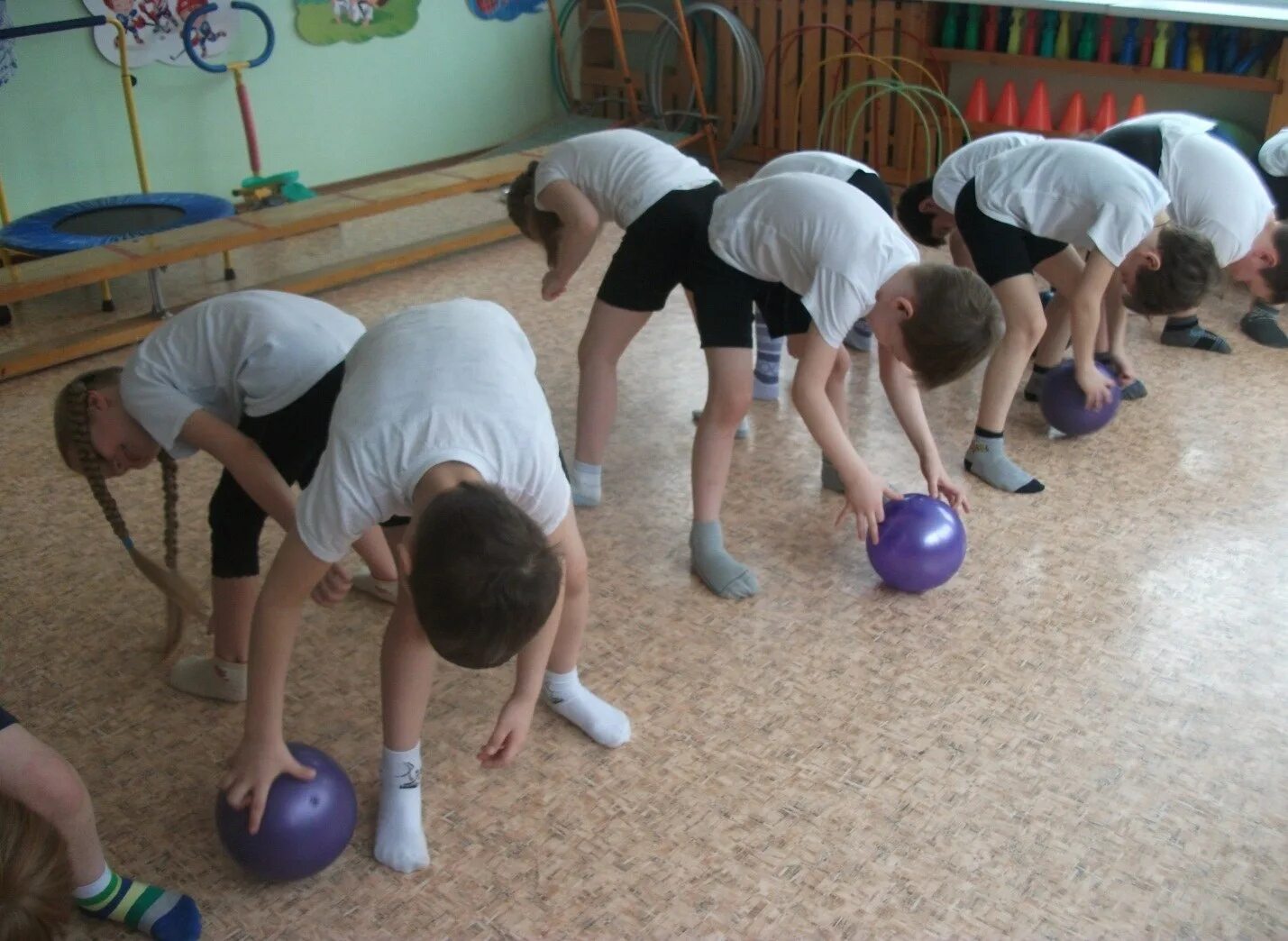 Физкультурные занятия в детском саду. Дети на физкультуре в детском саду. Занятия по физкультуре в подготовительной группе. Дети на физкультурном занятии. Нейроигры с мячами