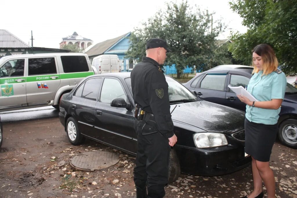 Арест автомобиля судебными приставами. Машина в аресте у приставов. Арест транспорта ФССП. Машина приставы забирают авто. Приставы реализация арестованного имущества