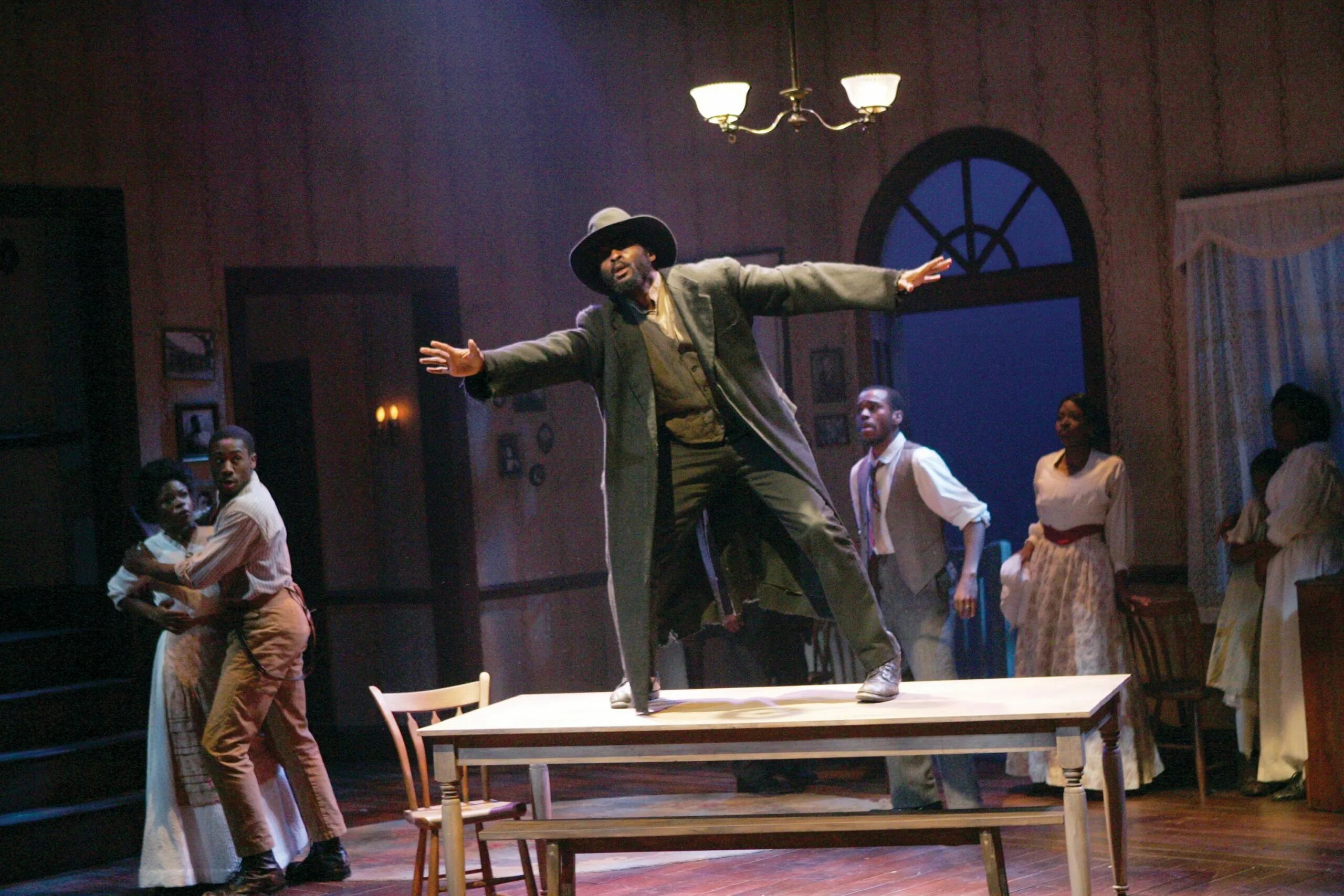 Женщина на сцене успех. Микрофон для актеров театра. Титаник тюз. Гюго отверженные мюзикл. Stage actor.