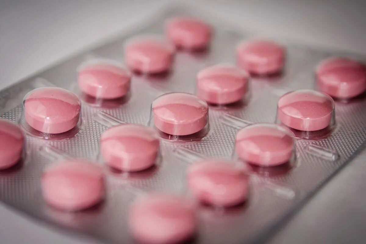 Таблетки. Розовые таблетки. Таблетки розового цвета. Розовые круглые таблетки. Розовые таблетки обезболивающие.