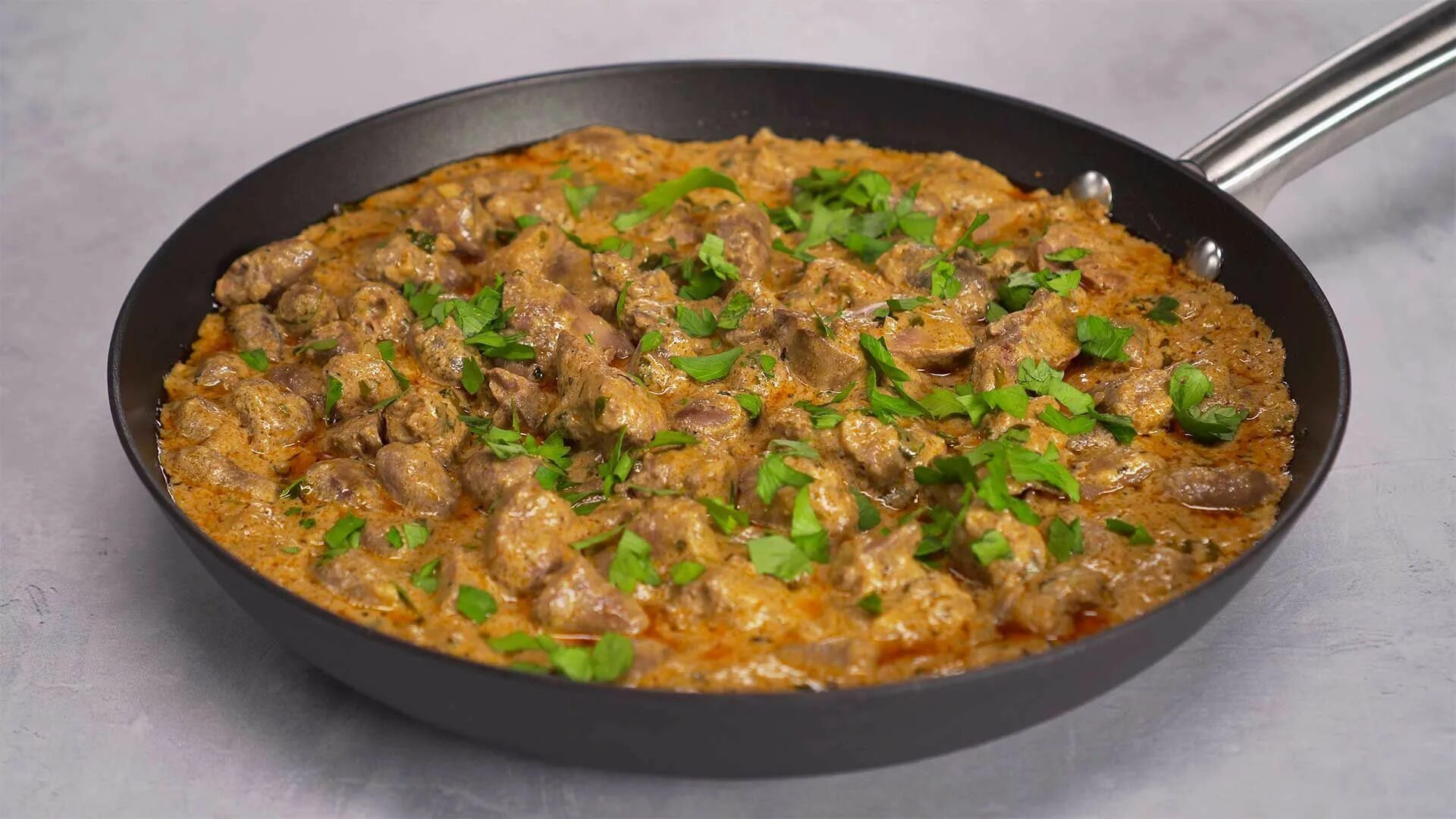 Что приготовить из куриной печени на ужин. Куриные сердечки. паприкаш из куриной печени. паприкаш из курицы. паприкаш из куриных сердечек.
