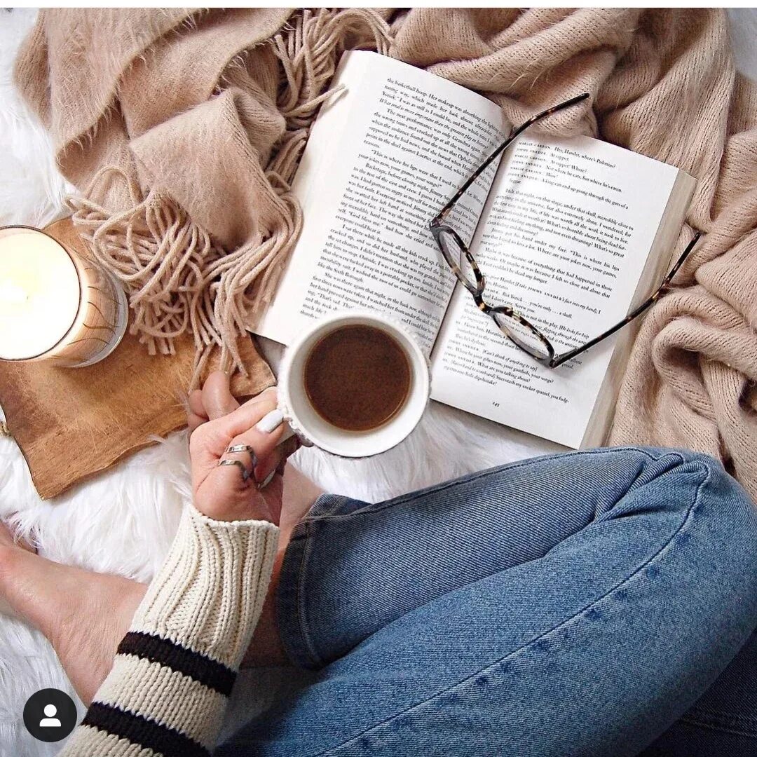 Книга о кофе. Уют чай и книжка. Кофе с книжкой. Чашка кофе и книжка.
