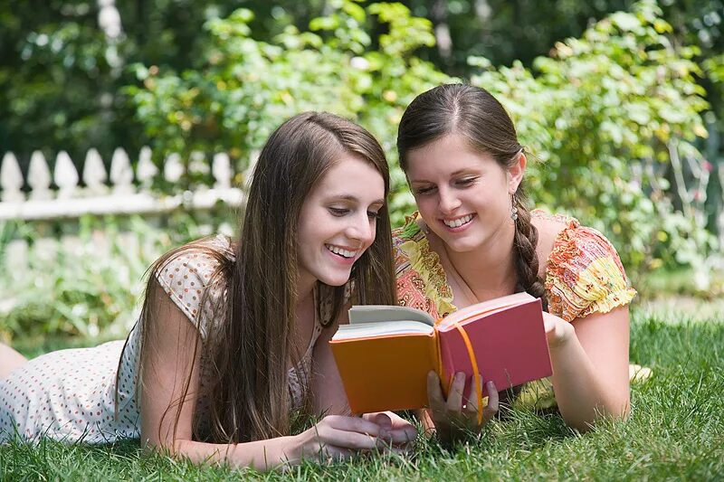 Читать подруги. Подросток с книжкой. Молодежь и книга. Чтение подростки. Книжки для молодежи.