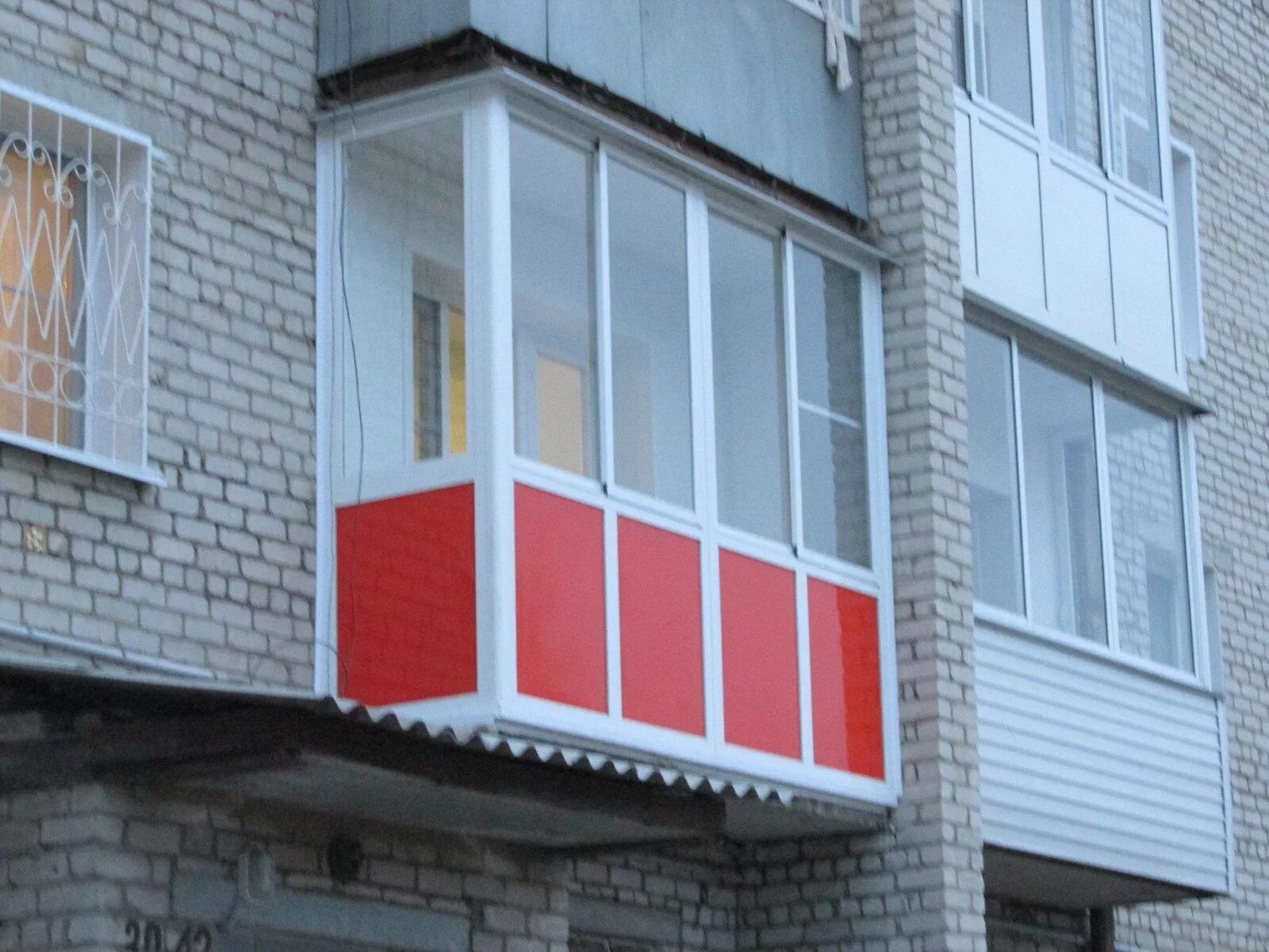 Балконы чита. Лоджия снаружи. Остекление балконов. Пластиковые балконы цветные. Лоджии пластиковые снаружи.