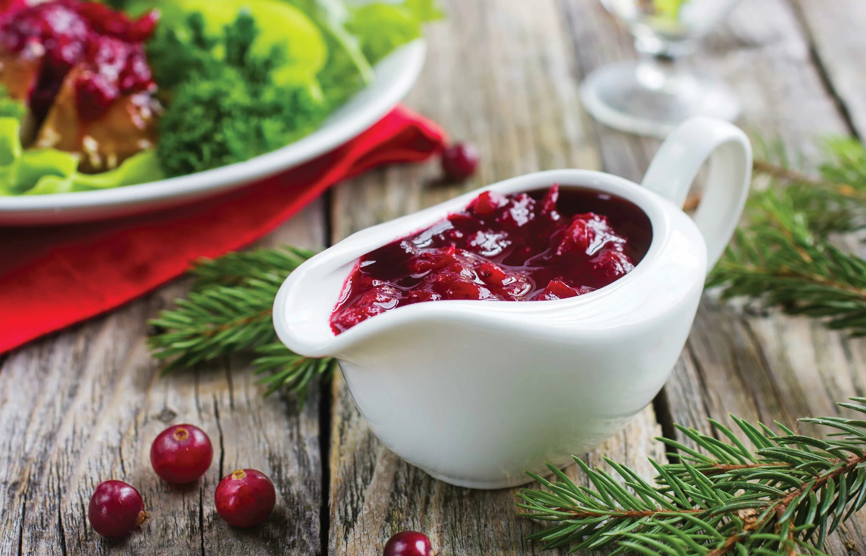 Простые соусы к мясу. Соус брусничный Lingonberry Sauce. Клюквенный соус. Клюквенный соус к мясу. Клюквенно брусничный соус.