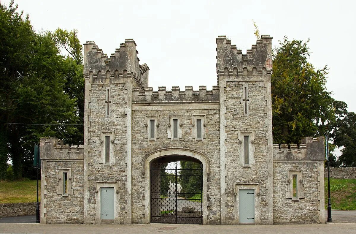 Castle Gate of Dublin Castle. Historic building. Площадь Castlegate в Абердине. Castle entrance.