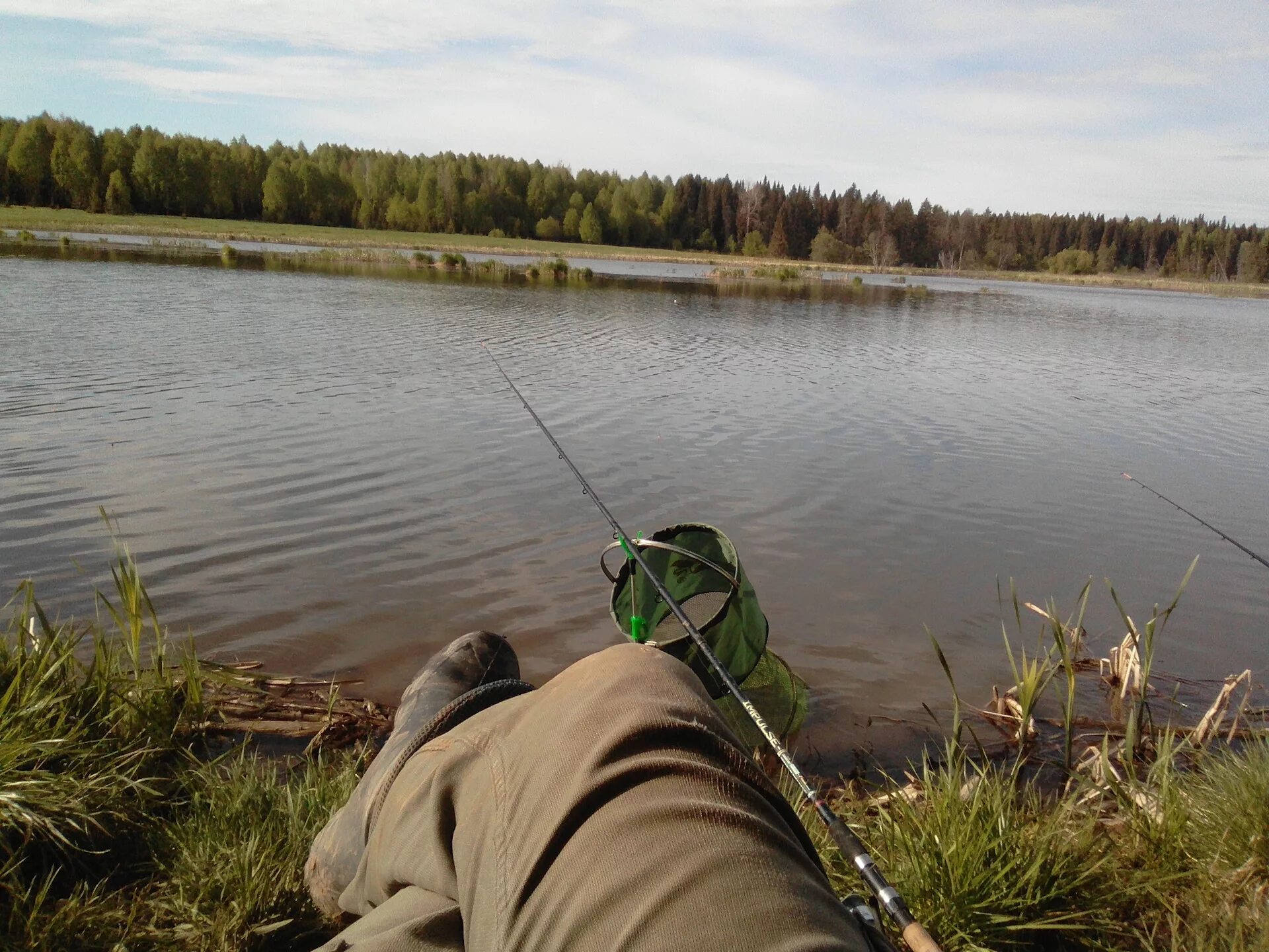 Любительская ловля. Рыбалка на озере. Летняя рыбалка. Рыбак на озере. Рыба в озере.