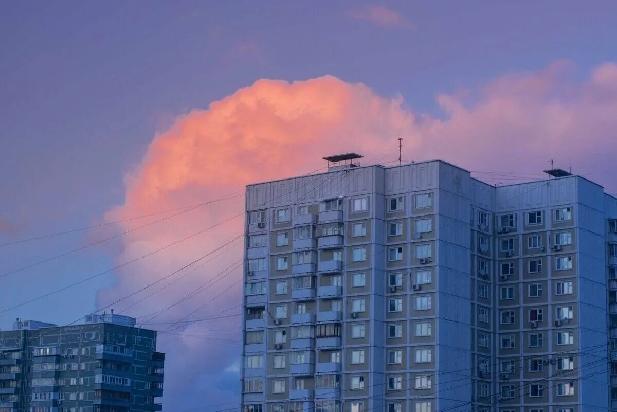 Среди серых облаков и многоэтажек. Многоэтажки Эстетика. Атмосферные многоэтажки. Многоэтажные дома. Россия Эстетика многоэтажки.