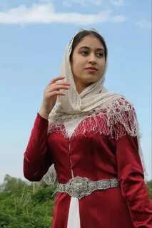 Daryo yonida uch yigit mast qizni sikishyapti.