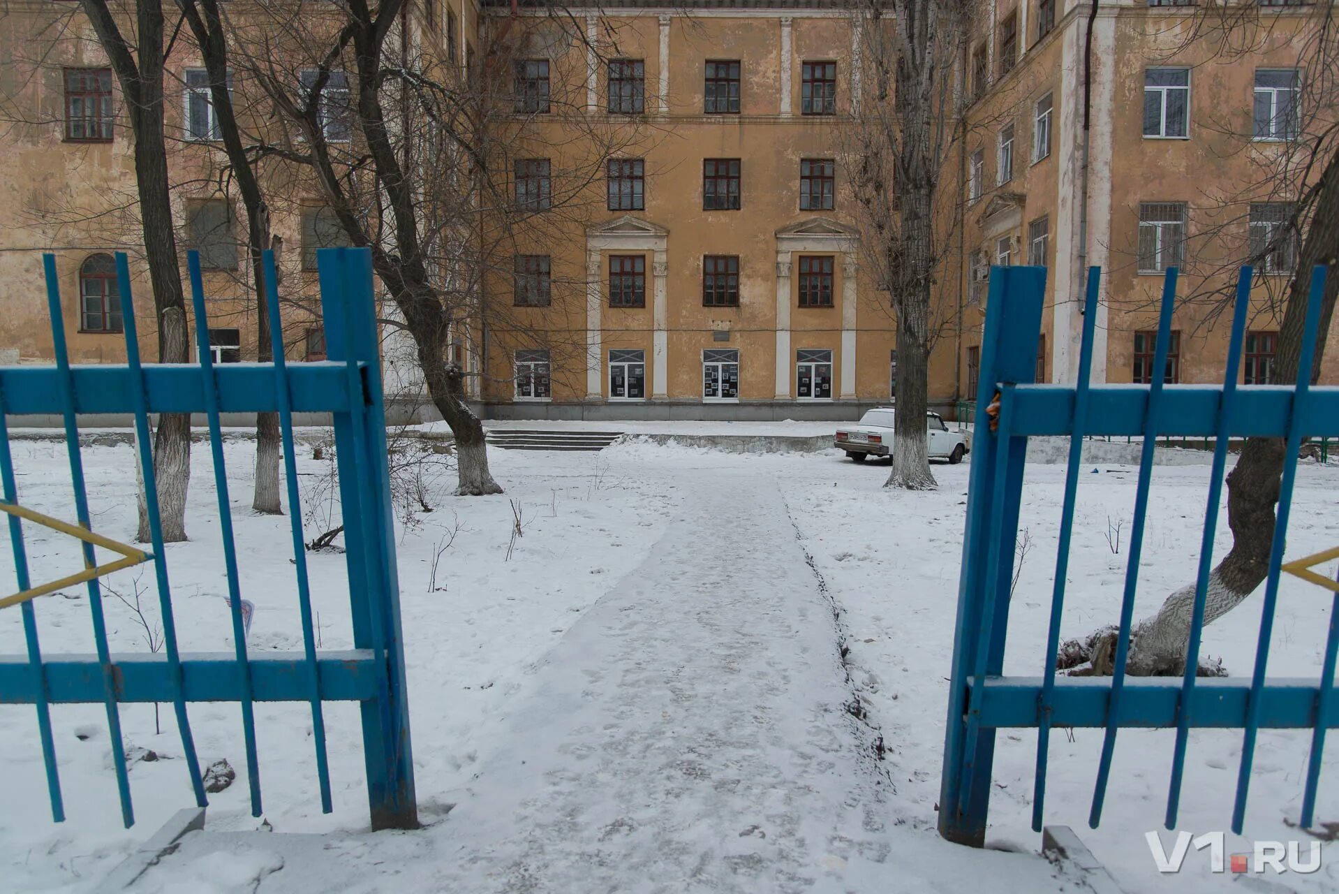 Нижний тракторный больница. Нижний тракторный Волгоград. Нижний тракторный аварийные дома. Дом культуры Нижний тракторный. Набережная Нижнего тракторного Волгоград.