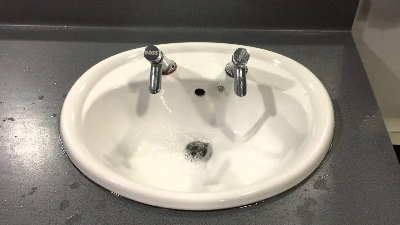 Угловая раковина в ванную с пьедесталом. Британская раковина с кранами. Антикварный умывальник. Раковина aquanet накладная. Aquanet moon.