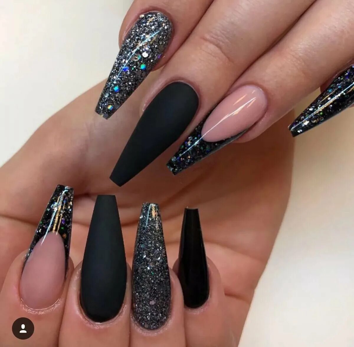 черные стилеты ногти. ногти длинные острые черные. острые ногти. лонг стилетты ногти чёрные. стилеты дизайн 2022.