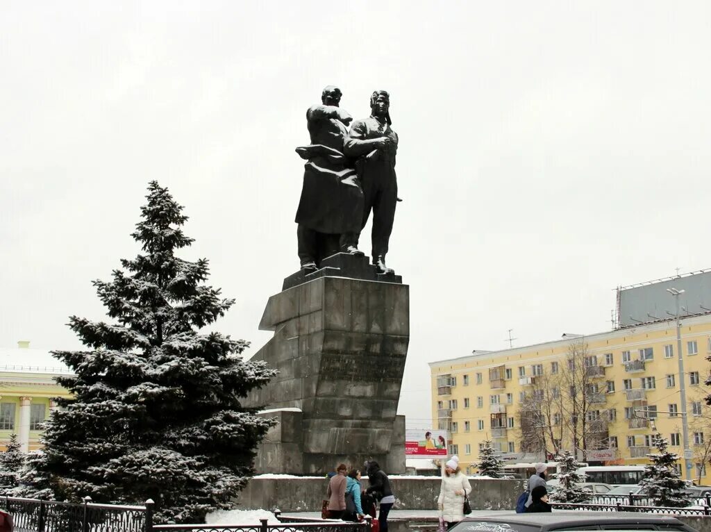под варежкой. памятник на вокзале екатеринбурга. памятник на вокзале екатеринбурга. памятник удтк в екатеринбурге. под варежкой.