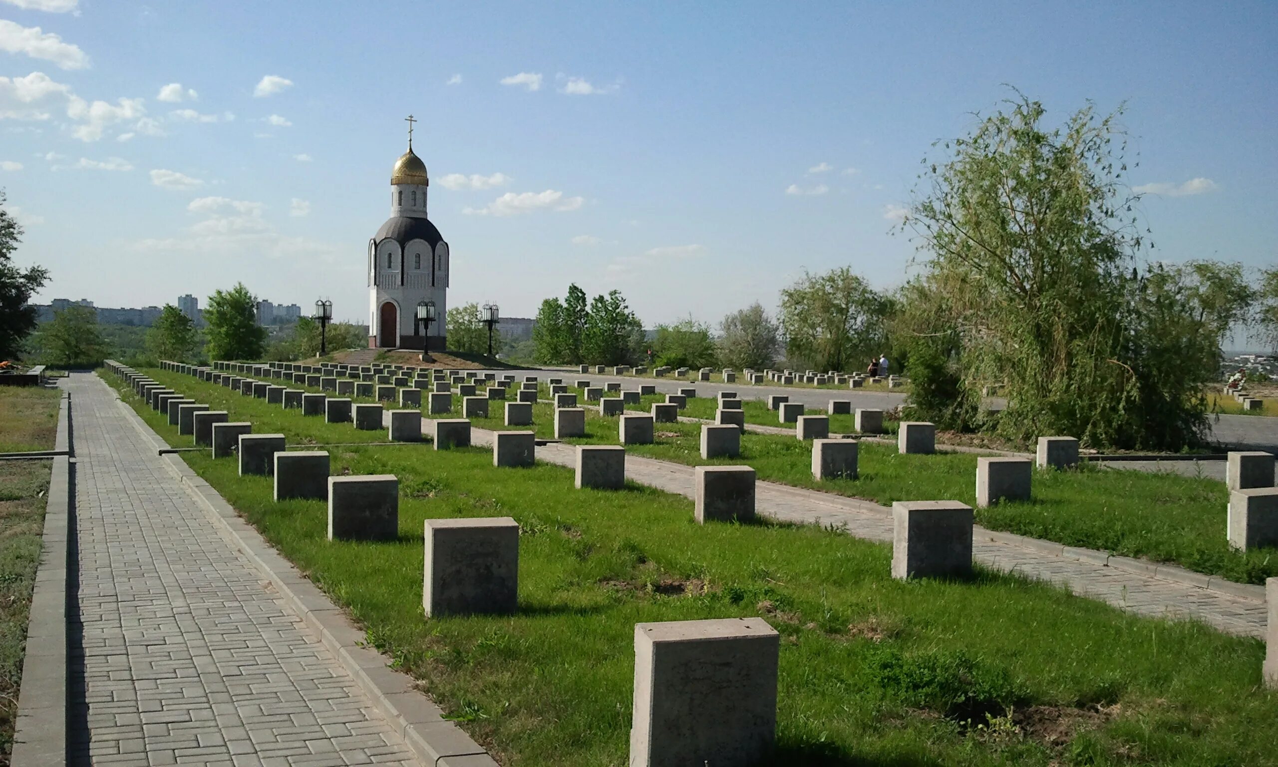 Воинское мемориальное кладбище Мамаев. Воинское мемориальное кладбище Волгоград. Мемориальное кладбище на Мамаевом Кургане Волгоград. Мамаев Курган захоронение воинское мемориальное кладбище. Памятные кладбища