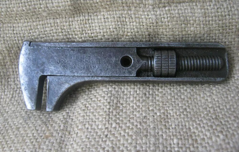 Ключ старого образца. Разводной ключ Mauser 1933. Ключ 28039 вермахта. Разводной гаечный ключ Вермахт. Разводной ключ Миз СССР.