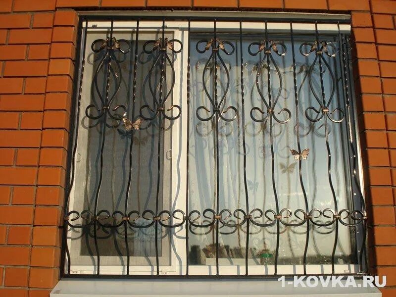 Решетки на окнах цена москва. Решетки на окна. Решетка на окно металлическая. Решётки для окон железные. Кованые решетки.