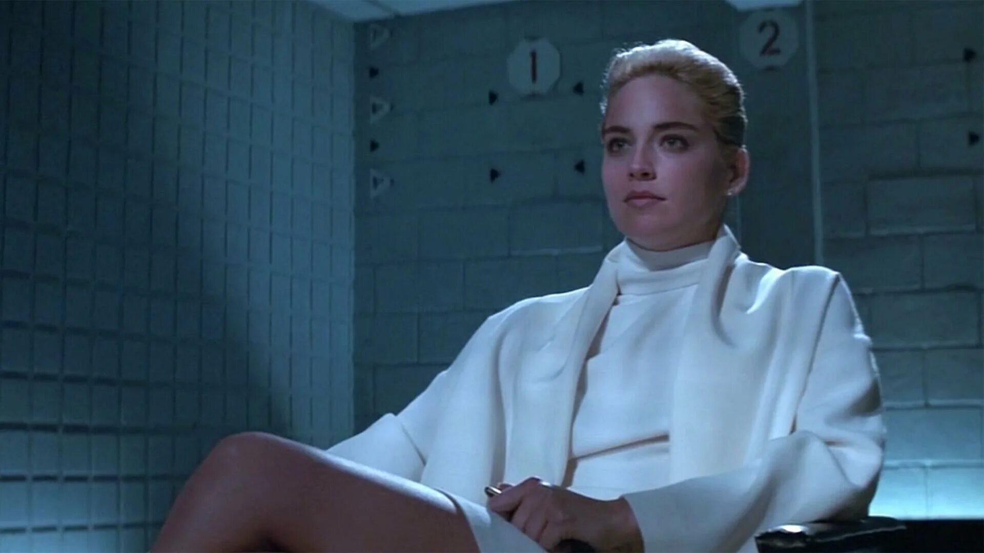 Стоун перекидывает ноги. Basic Instinct 1992 Шерон Стоун. Шерон Стоун основной инстинкт. Шкрон Стоун основной инстинкт. Шерон стокн основной ирстинки.