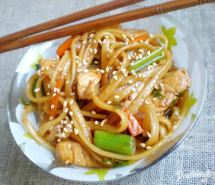 Лапша удон с овощами в соевом. Лапша удон с курицей. удон с курицей карри. лапша с курицей и кунжутом. лапша с еноки.