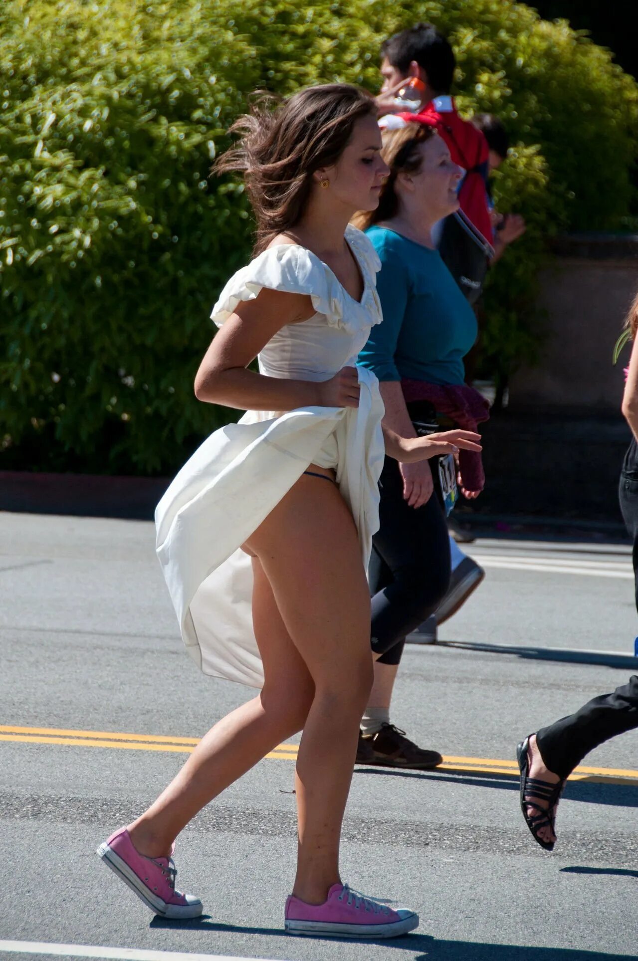 Девушки подглядывание. Элизабет олсен ветер задрал платье. Under flash. Under flash. Under flash.