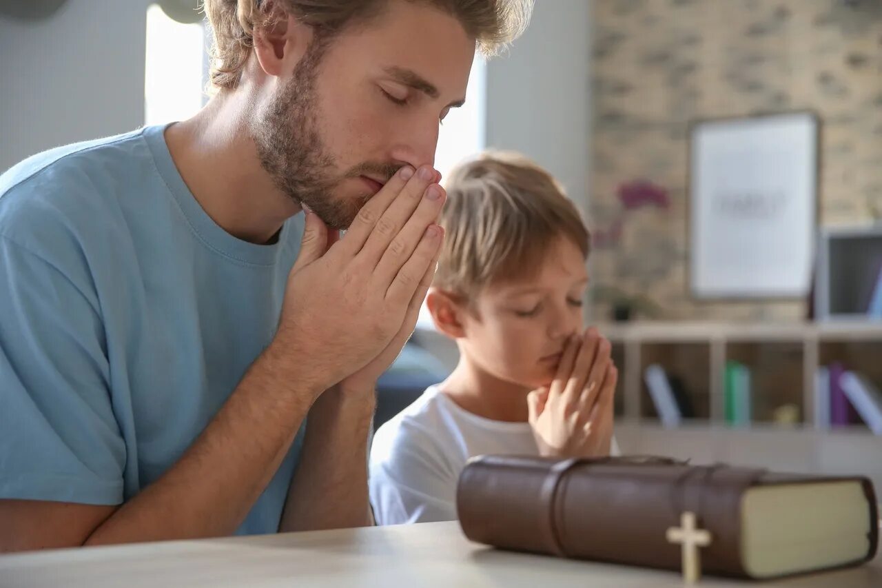 Папа молиться. Отец и сын молятся. Папа с ребёнком молятся. Библия про детей и родителей. Одну учил папа другую мама
