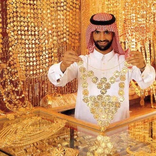 Разговор арабское золото. Шейх в золоте. Богатый Шейх. Богатый араб. Арабский Шейх в золоте.