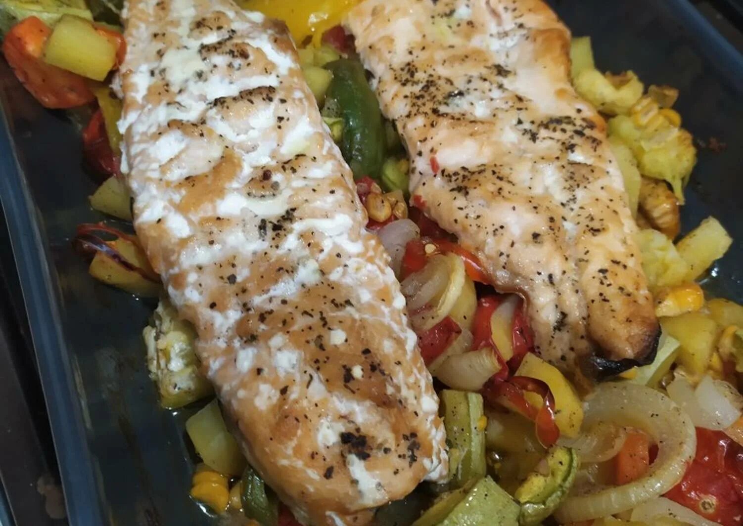 горбуша под овощами в духовке. горбуша с помидорами. горбуша запеченная в духовке с овощами. горбуша в духовке с морковкой и луком. горбуша с морковью и луком в духовке.